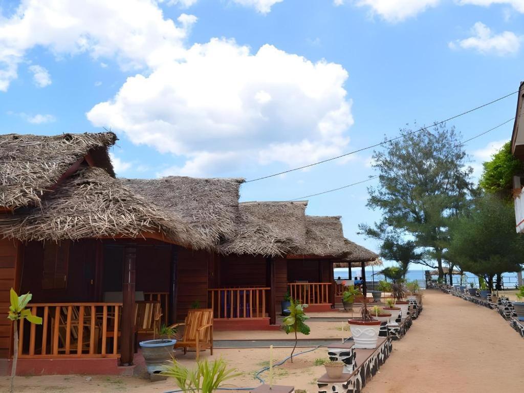 Silver Beach Hotel Triquinimale Exterior foto